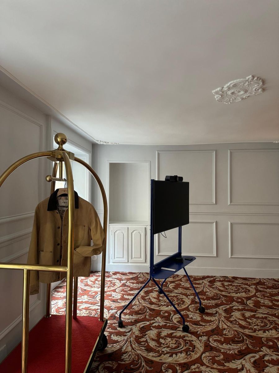 Détail de finition — hall d'hôtel rénové, Paris 14e