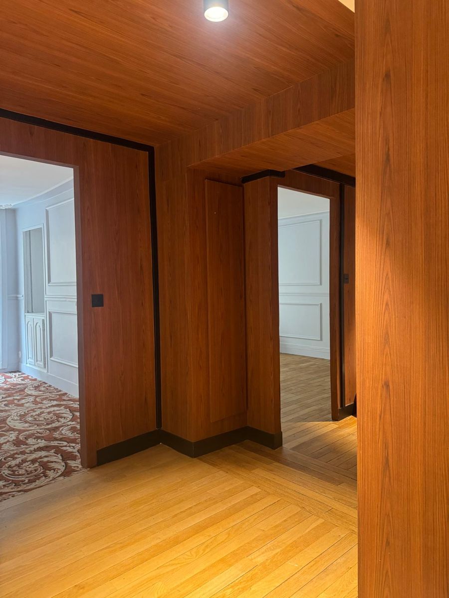 Couloir d'étage rénové — hôtel parisien, Le K Renov