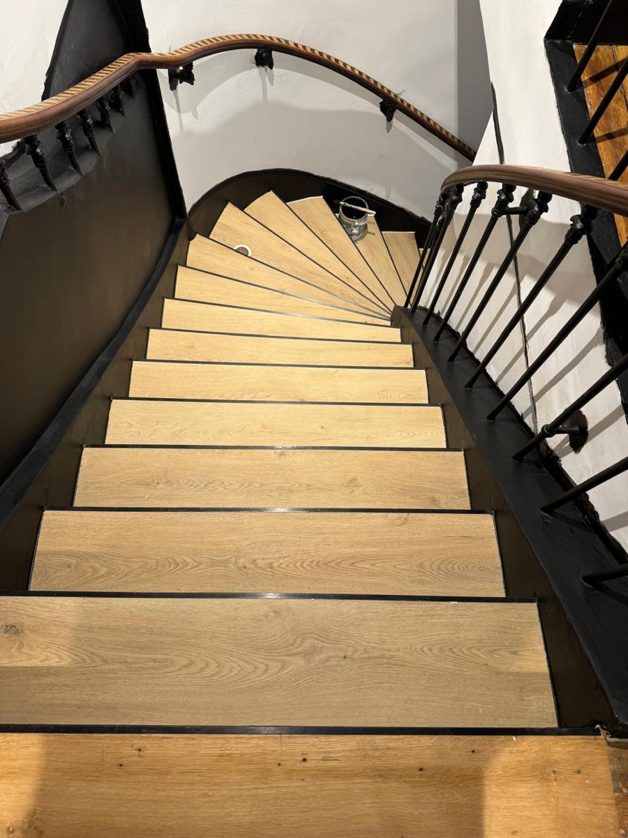 Escalier chêne massif sur structure métallique noire — rénovation hôtel Paris