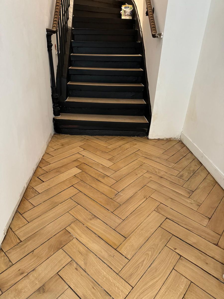 Palier en parquet chevron — rénovation hôtelière Paris 14e